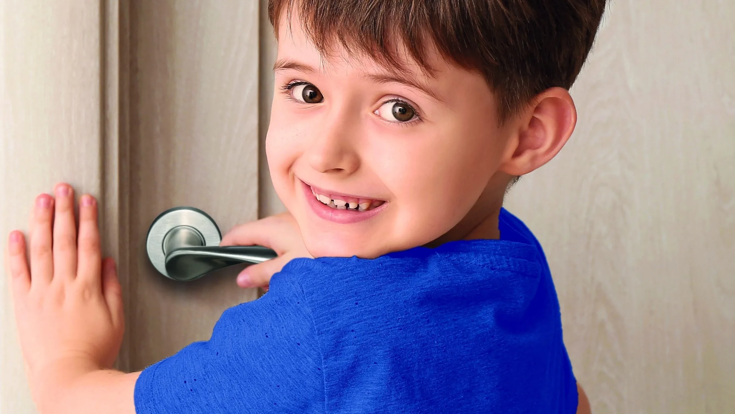 AdobeStock 405051324 enfant serrure magnetique pene aimante e1676564875148 edited 1 scaled